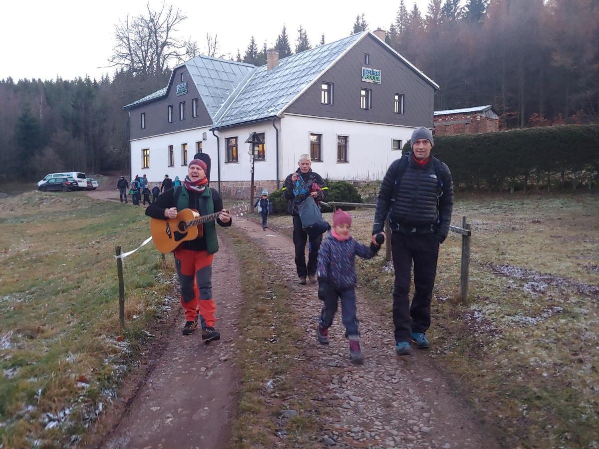 Srub Na Svahu Sjezdovky V Radvanicich Radvanice  Extérieur photo
